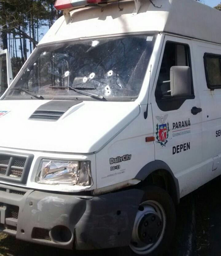 Furgão foi atingido por pelo menos nove disparos | Divulgação/Apra