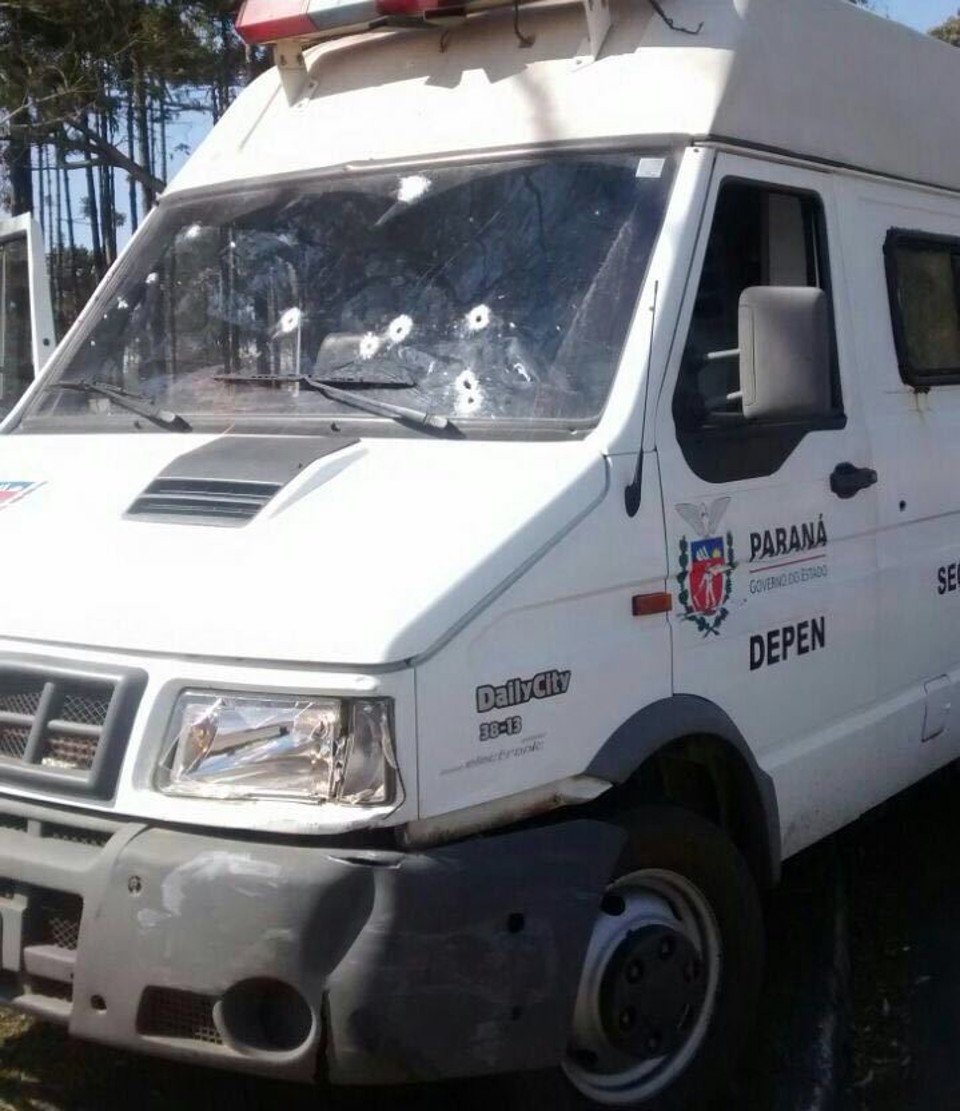 Furgão foi atingido por pelo menos nove disparos | Divulgação/Apra