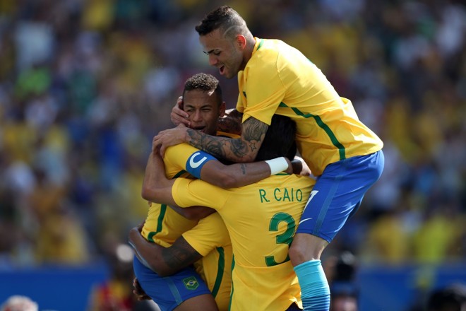 Jogadores abraçam Marquinhos, autor do quarto gol da seleção | Albari Rosa/Gazeta do Povo