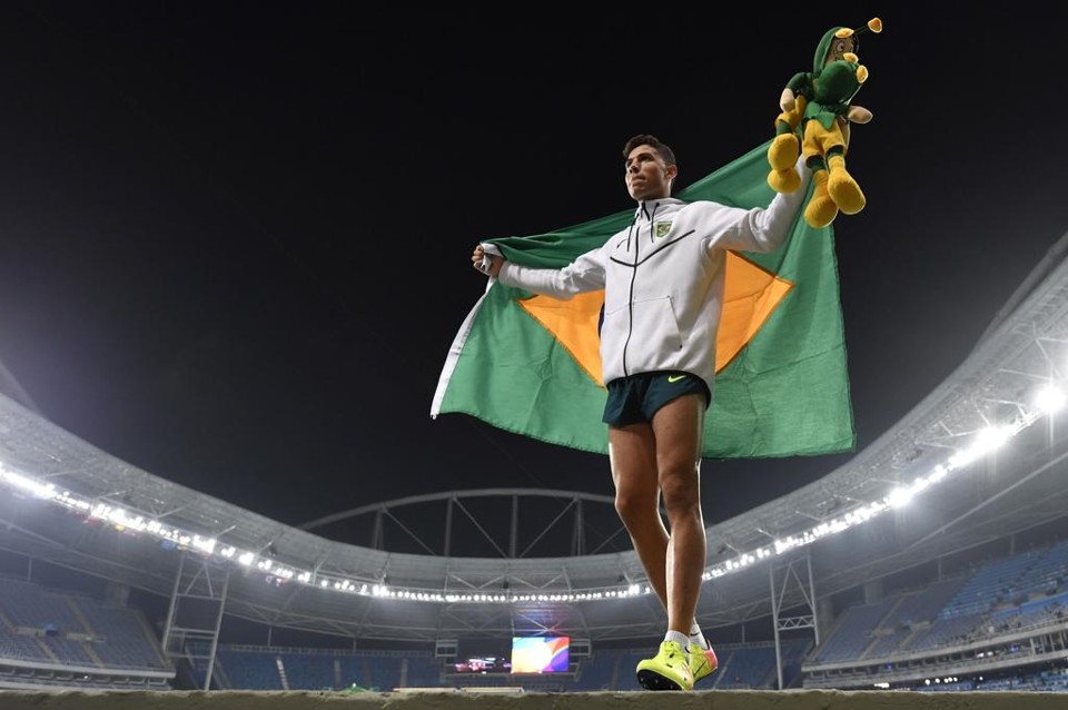 Thiago Braz com a bandeira do Brasil: paulista bateu recorde olímpico para levar o ouro | FABRICE COFFRINI/AFP