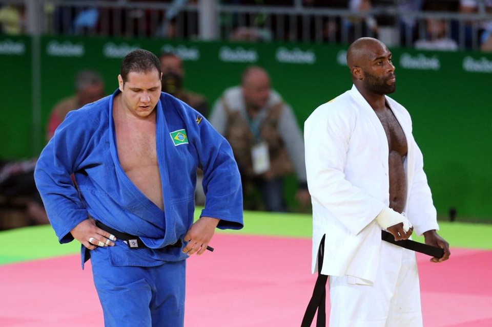 Rafael Silva (de azul) perdeu para o heptacampeão mundial Teddy Riner (de branco), favorito ao ouro na categoria | Albari Rosa/Gazeta do Povo