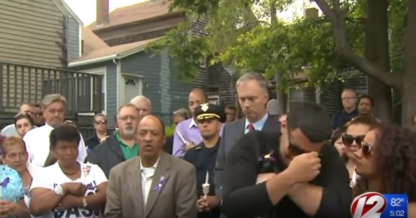 Amigos de Sabrina da Silva reunidos próximo ao local do crime | WPRI/Reprodução