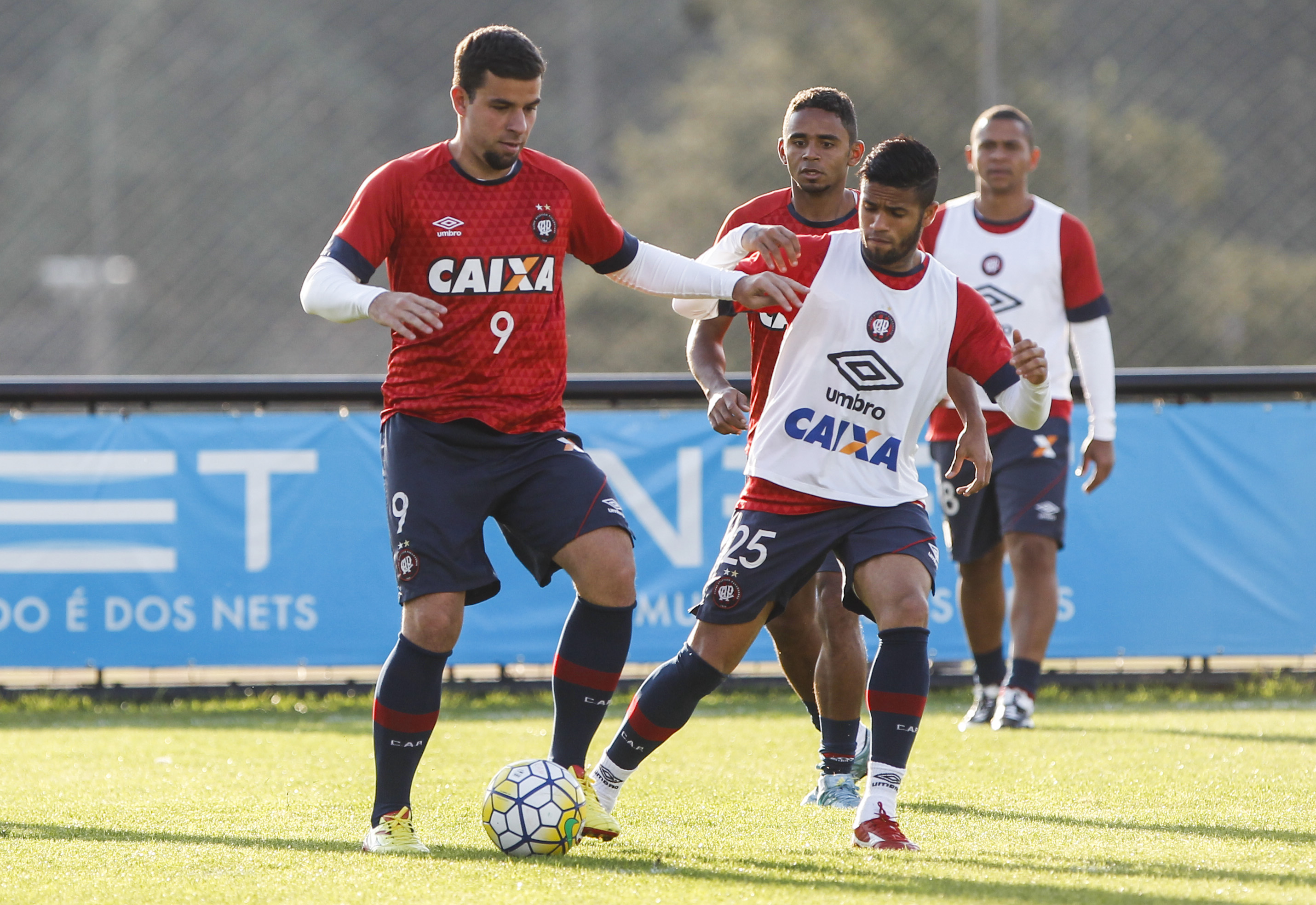 André Lima, à esquerda, é o artilheiro do Furacão no Brasileiro com quatro gols. | Daniel Castellano/Gazeta do Povo