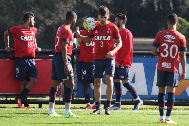 Paulo André forma ao lado de Thiago Heleno a dupla de zagueiros do Furacão. | Aniele Nascimento/Gazeta do Povo