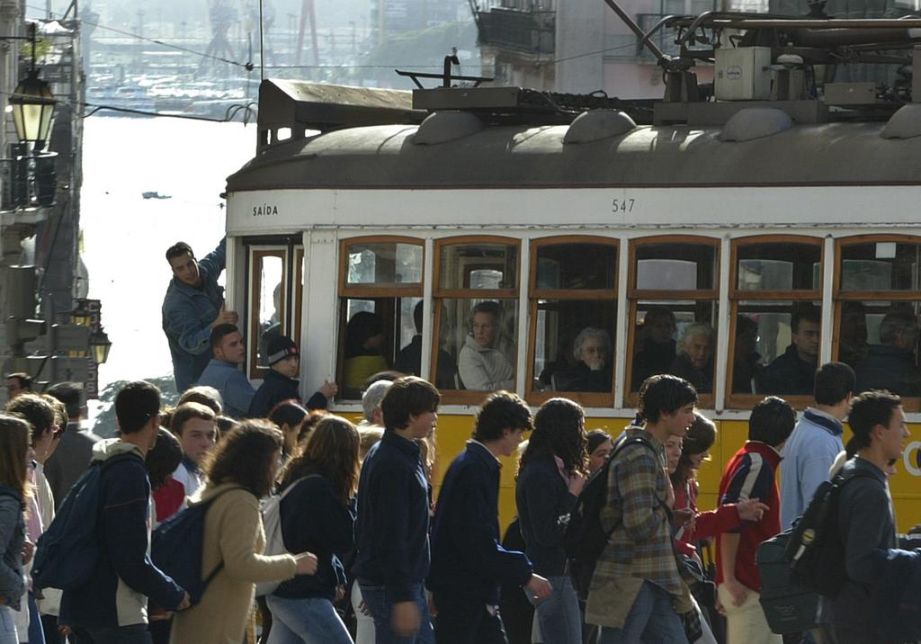 Mudanças legislativas recentes ajudaram a impulsionar o turismo e o investimento estrangeiro em cidades como Lisboa (foto) e Porto, em Portugal. Mas nem tudo são flores. | Luis Gene/AFP
