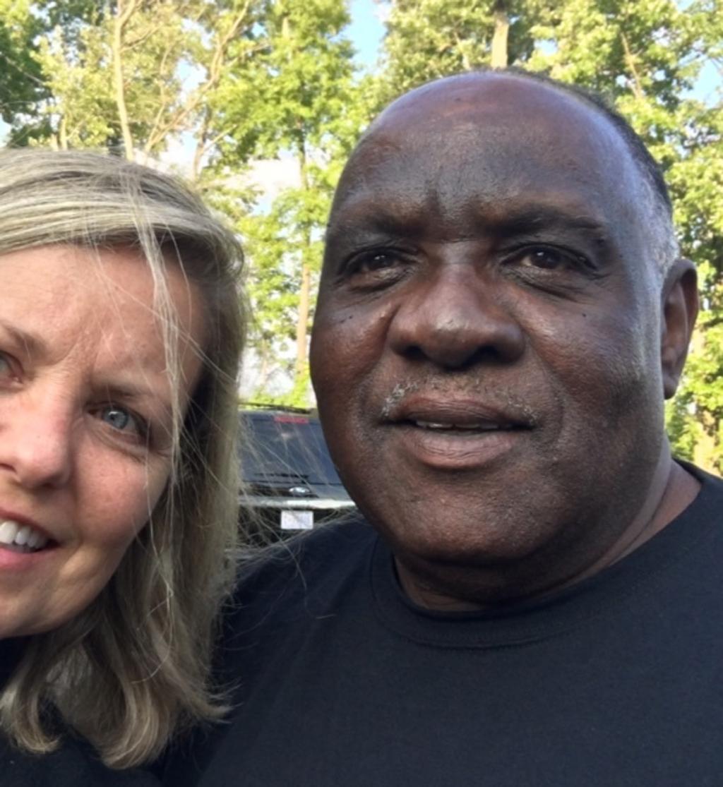 Liz Willock e Ellis Hill. De passageira e motorista passaram a ser amigos depois de campanha. | Handout/Handout