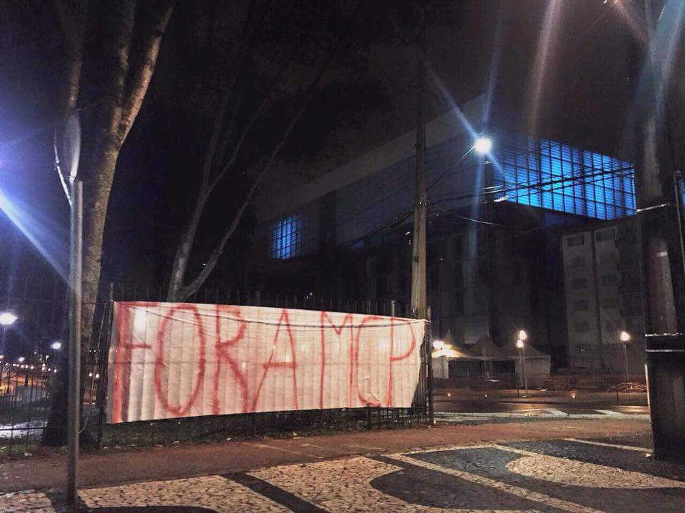 Faixa de protesto pede a saída de Mário Celso Petraglia. Foto: Reprodução/Facebook | Reprodução/Facebook