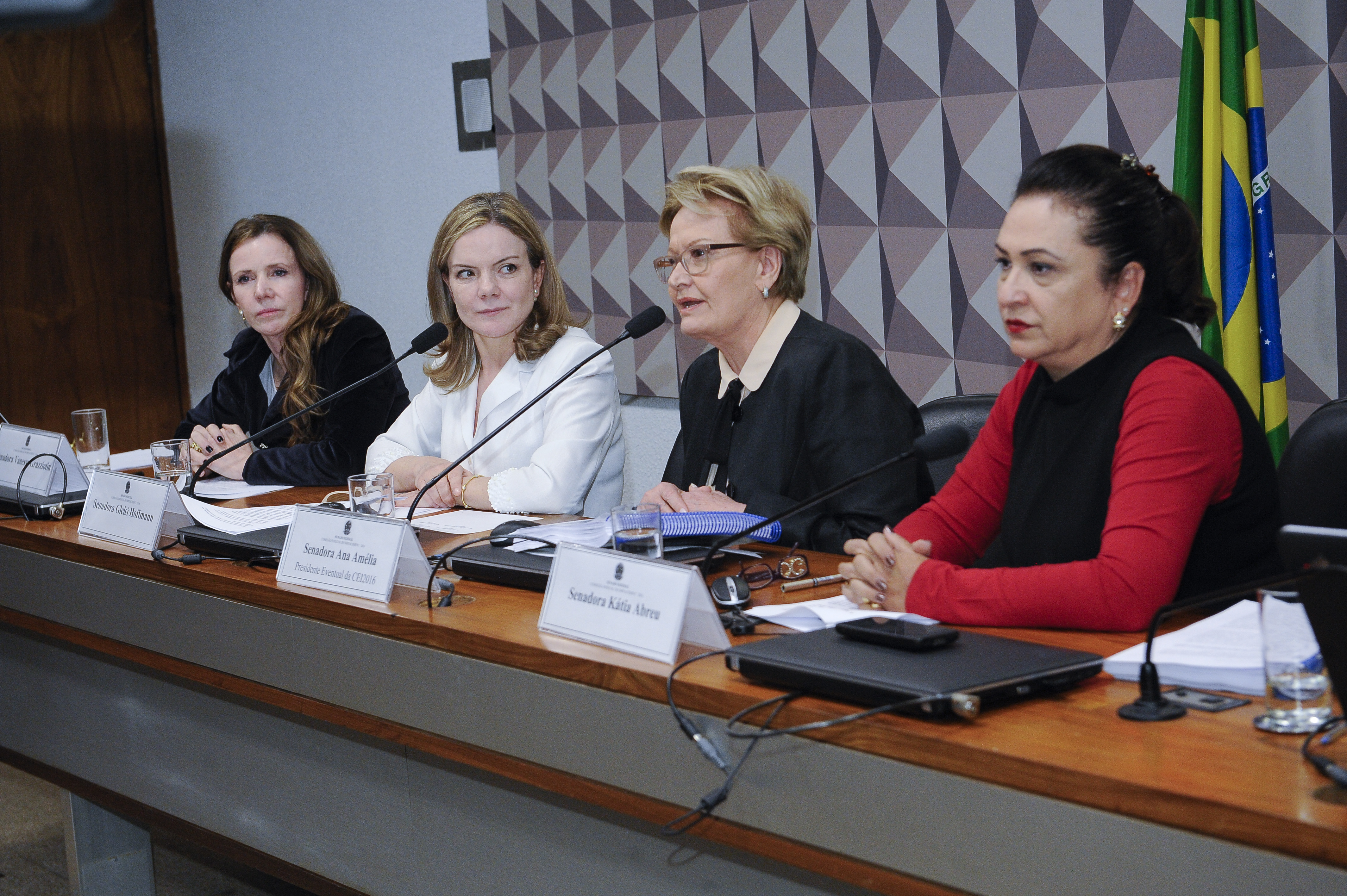 Mesa da comissão do impeachment nesta terça-feira (2) | Waldemir Barreto/Agência Senado