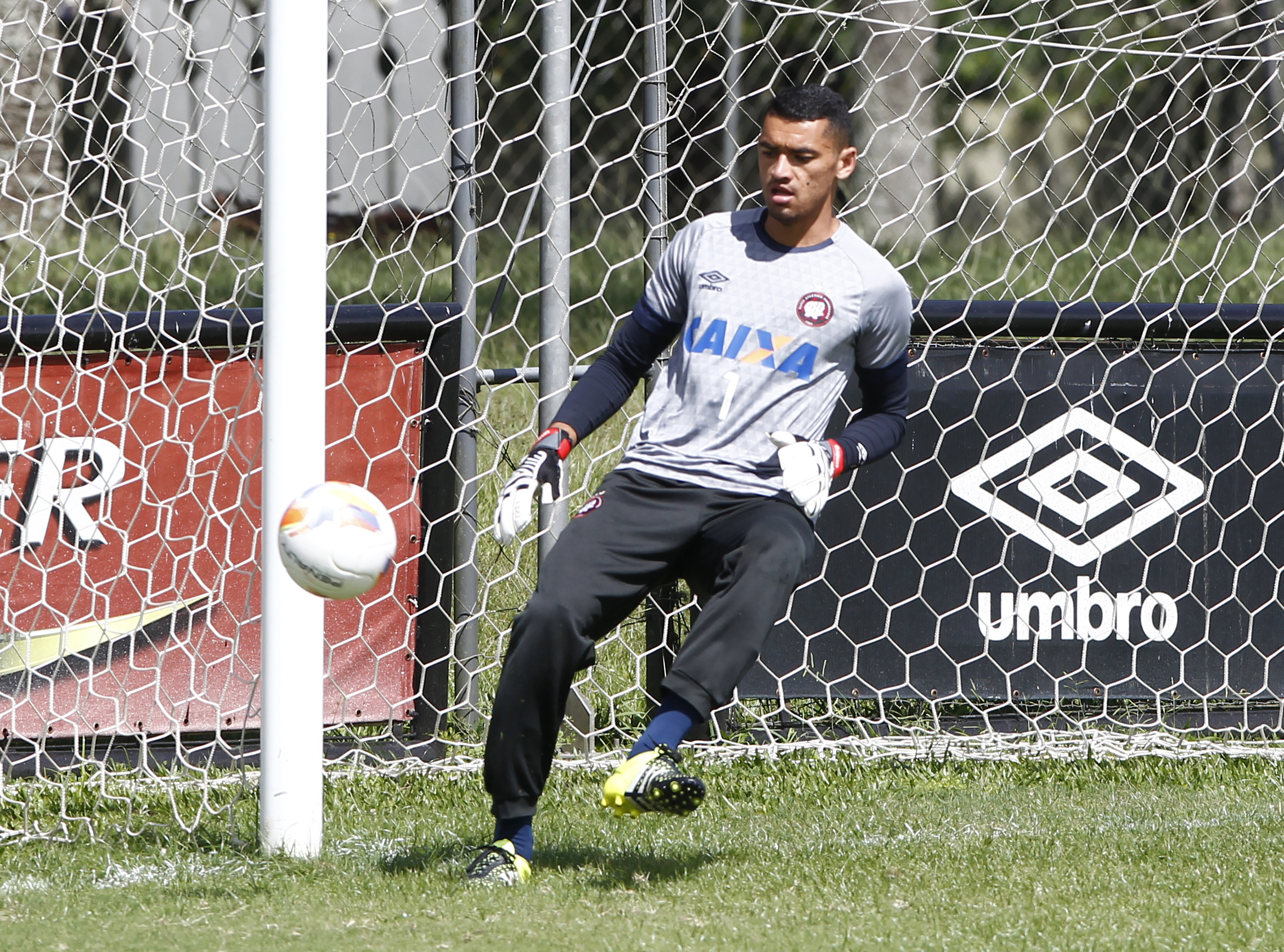 Goleiro Santos foi confirmado como o substituto de Weverton enquanto o goleiro estiver na Olimpíada. | Aniele Nascimento/Gazeta do Povo