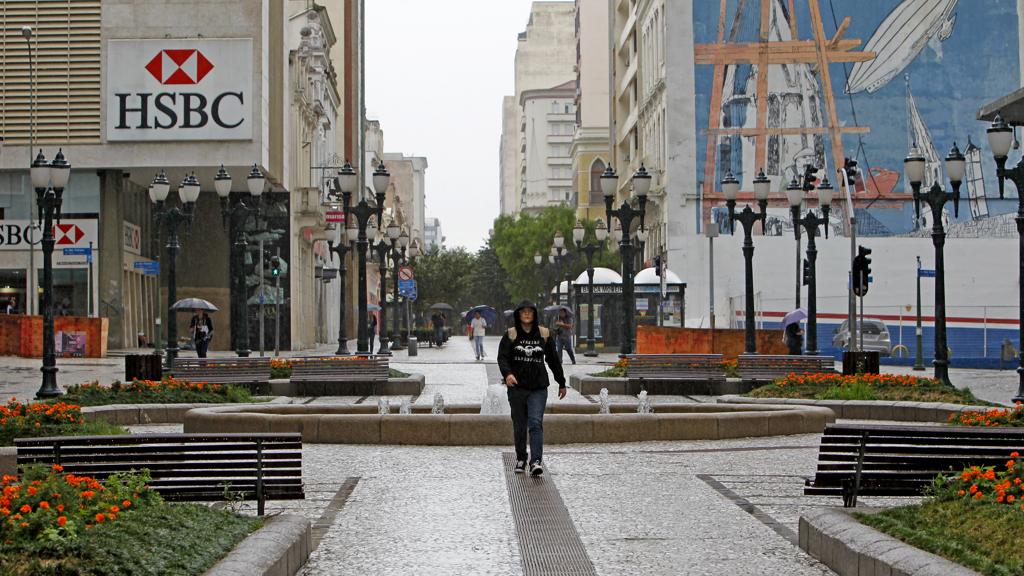 Típico dia cinza em Curitiba: assim deve ser esta quarta (3) | Antônio More /
Gazeta do Povo