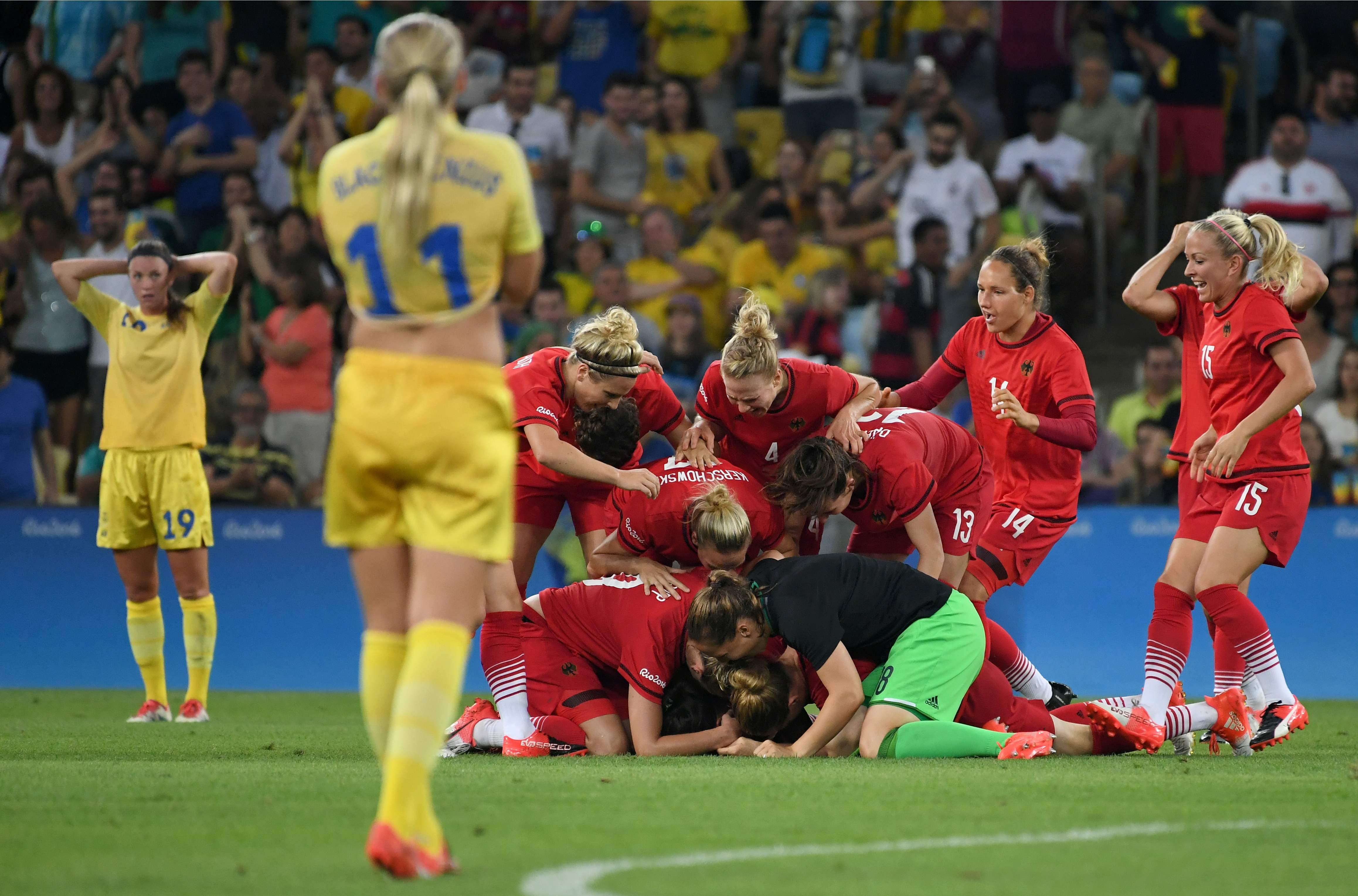 Jogadores da Alemanha, de vermelho, comemoram a medalha de ouro. | LUIS ACOSTA/AFP