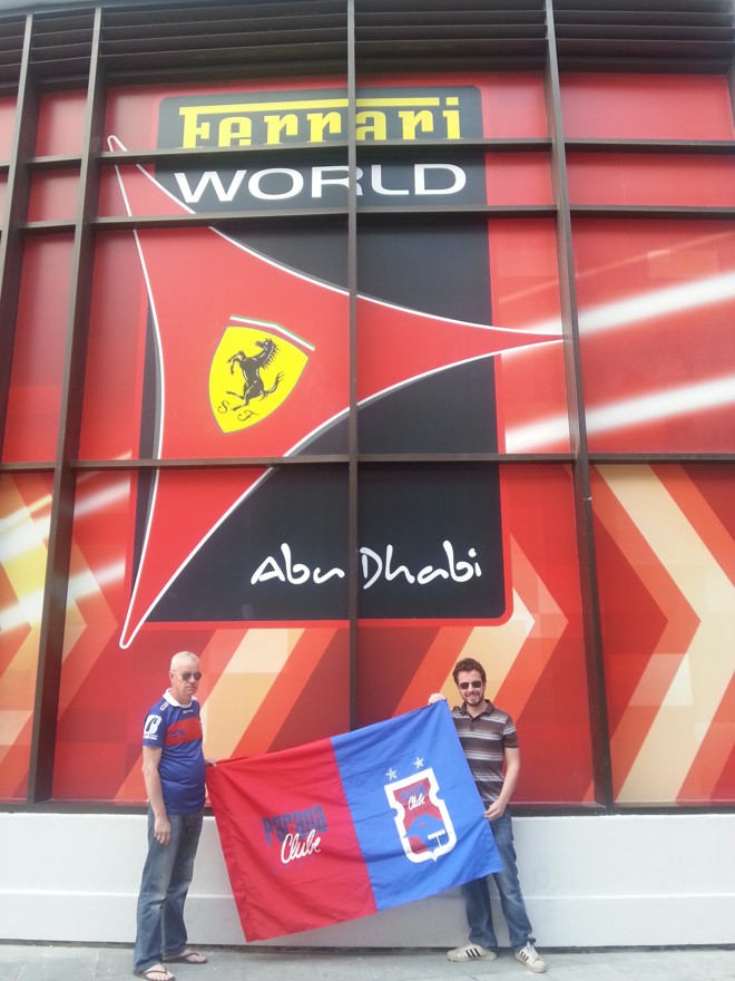 Com o pai, Carlos, em Abu Dahbi, nos Emirados Árabes. |