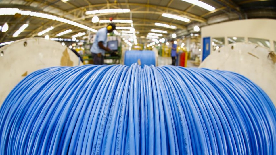 Linha de produção da Furukawa, em Curitiba: empresa atravessa a crise sem demissões em massa. | Daniel Castellano/Gazeta do Povo