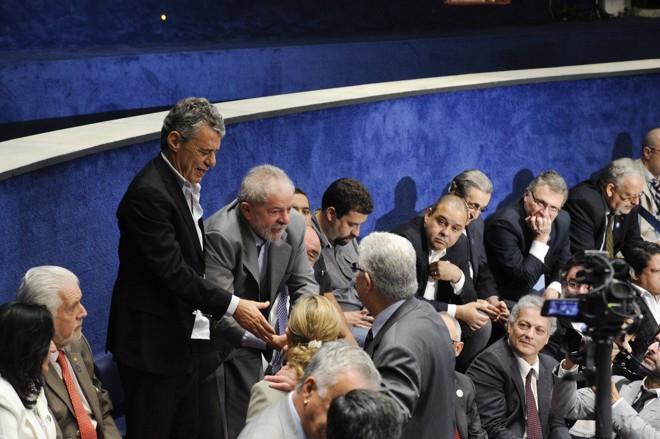 Chico e Lula conversam com o senador Roberto Requião (PMDB-PR). | Edilson Rodrigues/Agência Senado