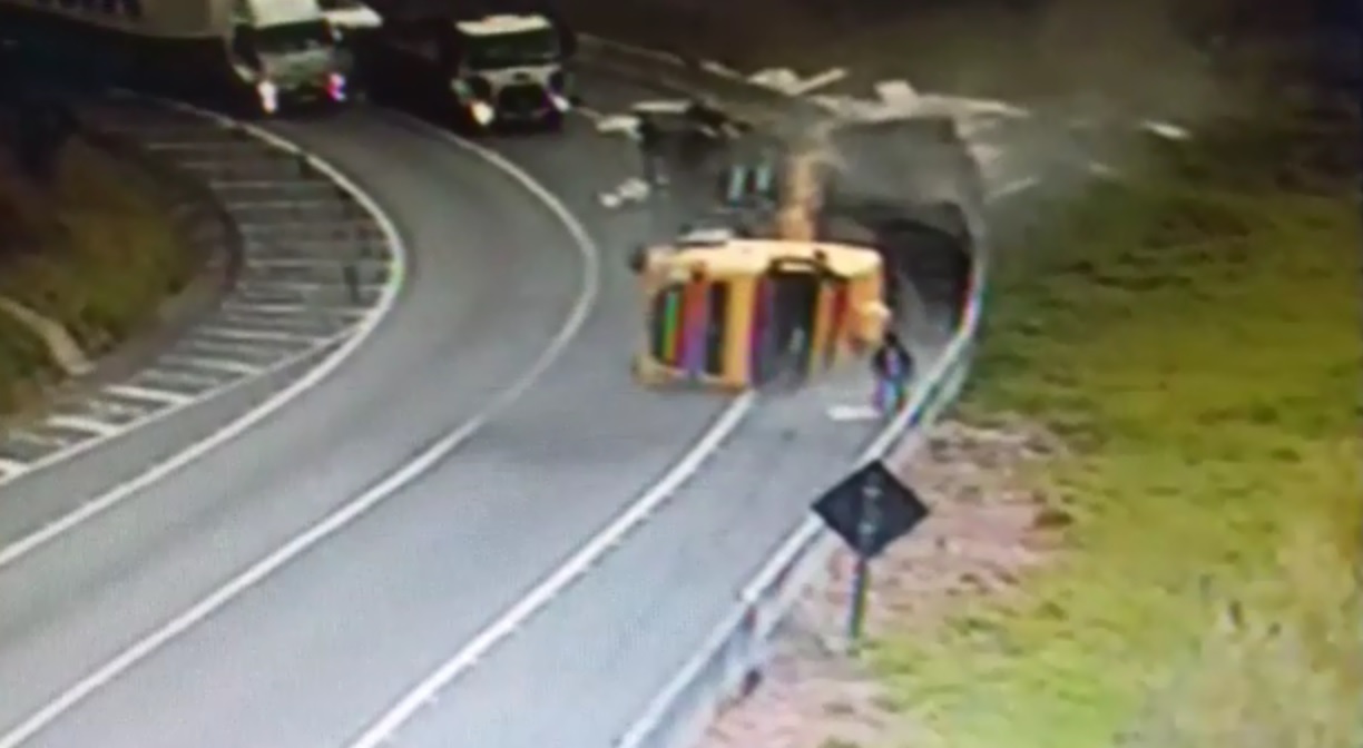 Caminhão tombou na BR 116; motorista, que estava sem cinto, saiu | Reprodução/Polícia Rodoviária Federal