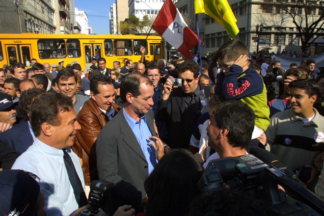 Julho de 2002 não tinha nem chegado ao fim e o candidato à Presidência Ciro Gomes já fazia campanha no Centro de Curitiba. Ele esteve na cidade no dia 26. | Foto: Rodolfo Buhrer