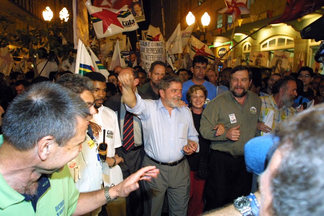 Em 2002, Lula, então candidato à Presidência da República, fez caminhada no calçadão da Rua XV já na noite do dia 13 de agosto. | Foto: Rodolfo Buhrer
