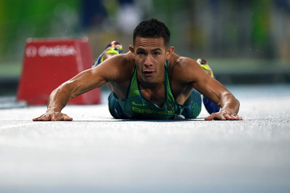 João Vitor de Oliveira deslizou na pista nos metros finais para conseguir a vaga nas semifinais | OLIVIER MORIN/AFP