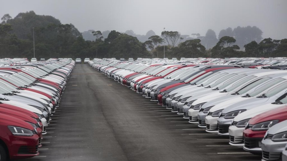Pátio de montadora lotado: excesso de capacidade. | Brunno Covello/Gazeta do Povo