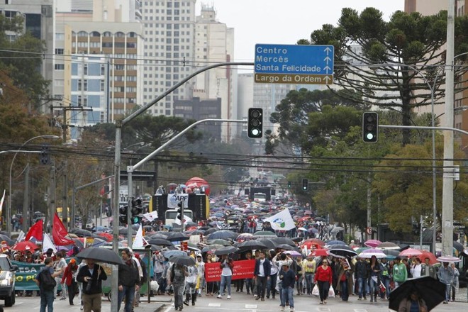 Caminhada dos professores chega ao Centro Cívico | Antônio More/Gazeta do Povo
