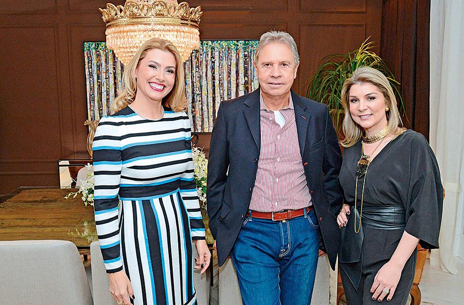 Na véspera de seu aniversário de 72 anos, o empresário Joel Malucelli prestigiou a festa de abertura da Mostra Artefacto, na última sexta-feira, ao lado da mulher, Mirian. Ele é o homenageado do espaço assinado por Luciana Baggio (à dir.) . | Gerson Lima