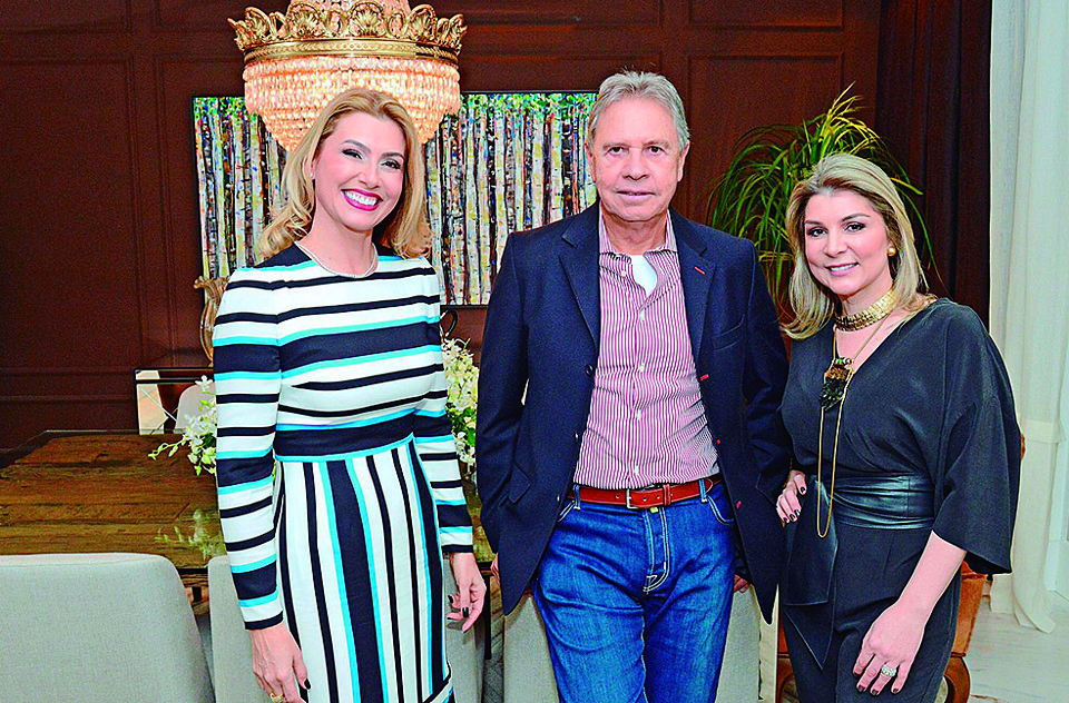 Na véspera de seu aniversário de 72 anos, o empresário Joel Malucelli prestigiou a festa de abertura da Mostra Artefacto, na última sexta-feira, ao lado da mulher, Mirian. Ele é o homenageado do espaço assinado por Luciana Baggio (à dir.) . | Gerson Lima