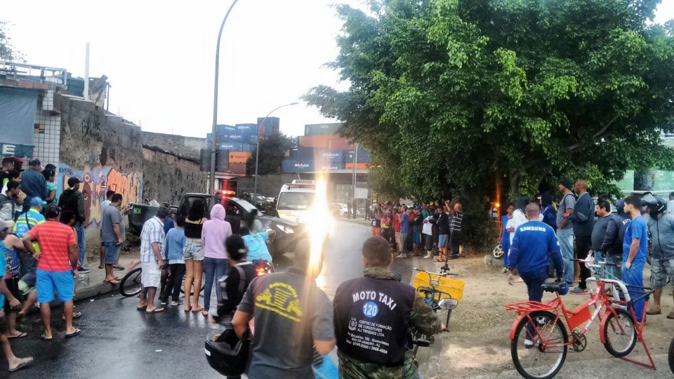 Viatura foi alvejada na entrada da Vila do João, no Complexo da Maré | Reprodução/WhatsApp
