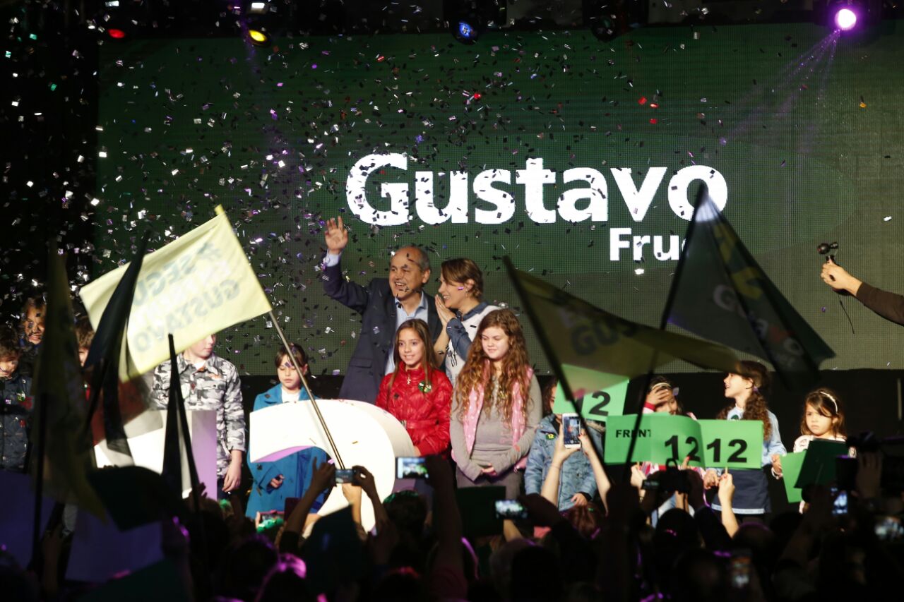 Gustato Fruet e sua mulher, Márcia, tomam o palco na convenção do PDT | Hugo Harada/Gazeta do Povo