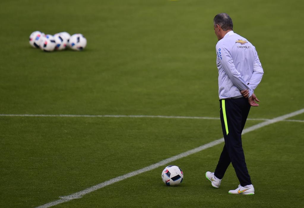 Tite pensativo antes de treino da seleção brasileira em Quito. | Rodrigo Buendia/AFP