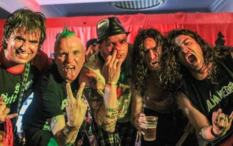 Foto pós-show ao lado de Jonny Wah Wah, da banda On Trial UK, um dos organizadores do evento | Gary Trueman/Divulgação