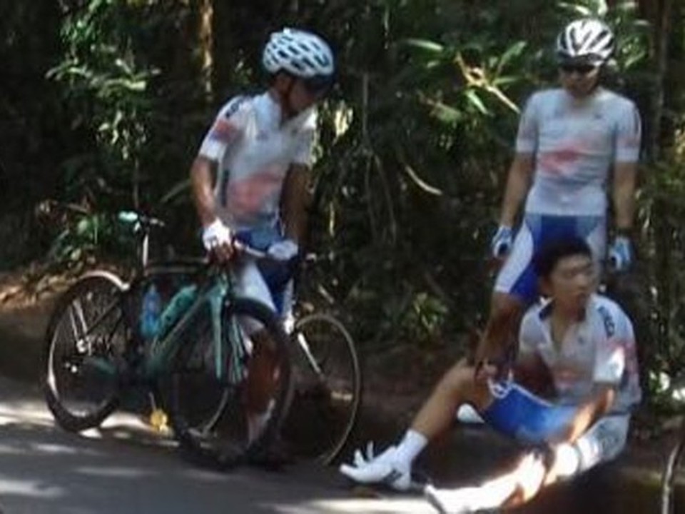 Ciclista coreano sentado, aguardando atendimento médico | /Polícia Rodoviária Federal