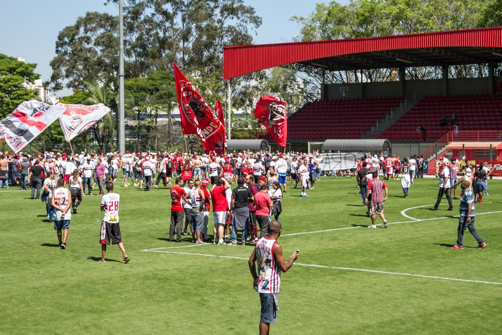 Torcedores dentro do campo de treinamento do São Paulo: confusão teve jogadores agredidos e materiais esportivos roubados. | Marivaldo Oliveira/Codigo19/Folhapress