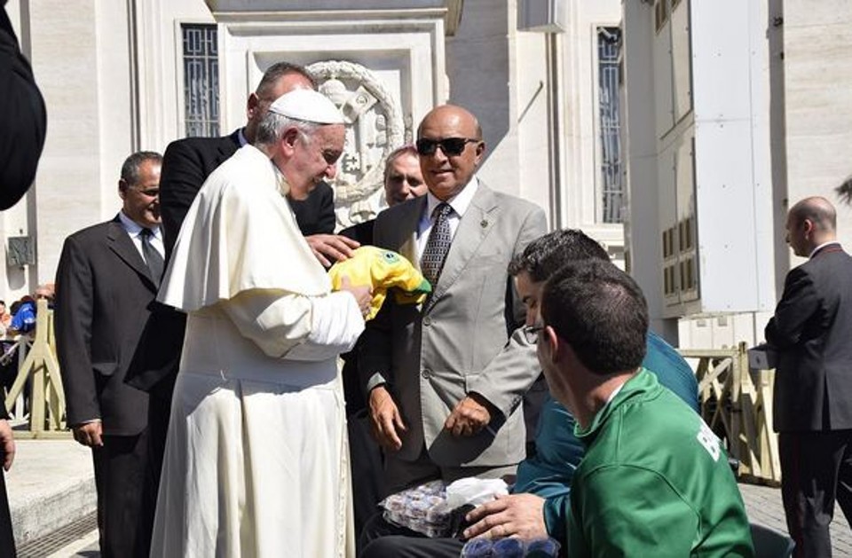 Jovane Guissone, esgrima, e Sérgio Oliva, hipismo, são recebidos pelo Papa. | /reprodução Instagram