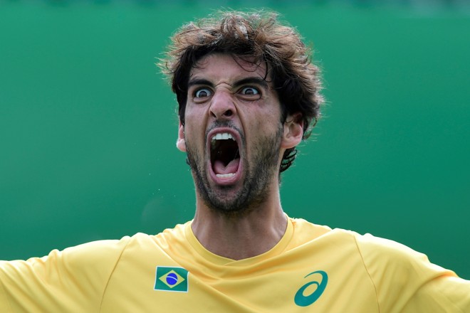 Thomaz Belluci extravasa em vitória no tênis | JAVIER SORIANO/AFP