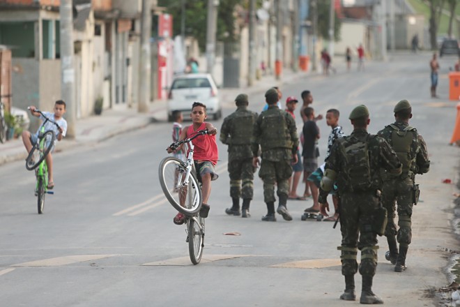 Crianças brincam em rua patrulhada pelo Exército em Deodoro. | Albari Rosa/Gazeta do Povo