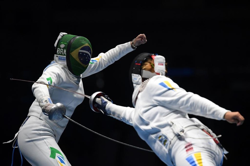 Amanda foi eliminada com a equipe de espada | KIRILL KUDRYAVTSEV/AFP