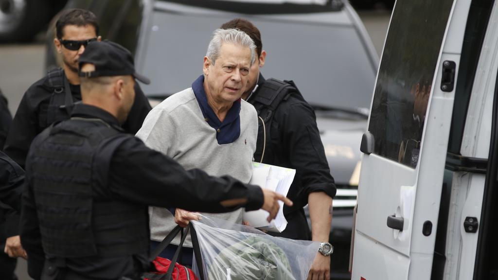 José Dirceu, em uma transferência de cela em Curitiba. Agora sem condecoração. | Henry Milleo/Gazeta do Povo