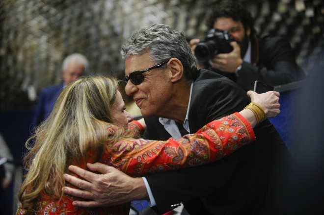 A senadora Vanessa Grazziotin (PCdoB-AM) tieta o artista. | Marcos Oliveira/Agência Senado