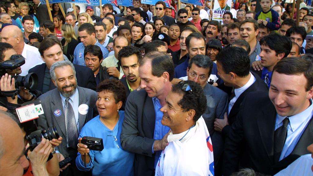 Corpo-a-corpo começava bem antes nas eleições passadas. | Rodolfo Buhrer/Gazeta do Povo