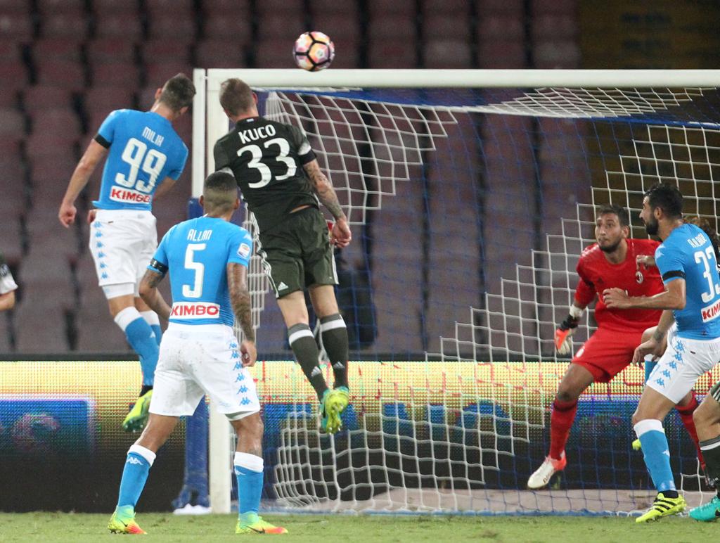 Milik marca de cabeça o segundo gol dele no triunfo do Napoli sobre o rival Milan, pelo Italiano. | Carlo Hermann/AFP