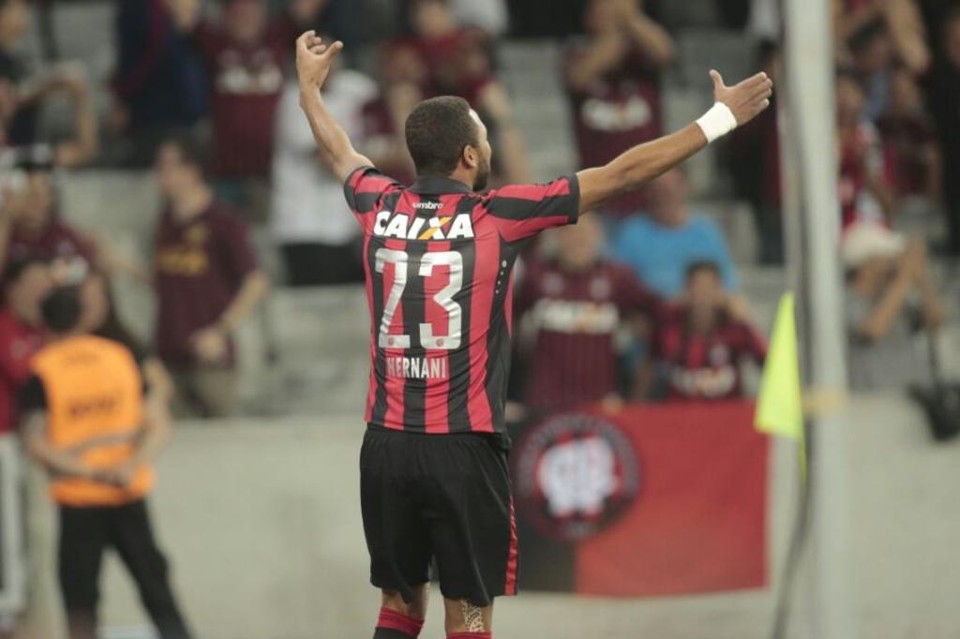 Volante do Furacão marcou de cabeça o gol isolado da vitória sobre o Botafogo. | Lineu Flho/Gazeta do Povo