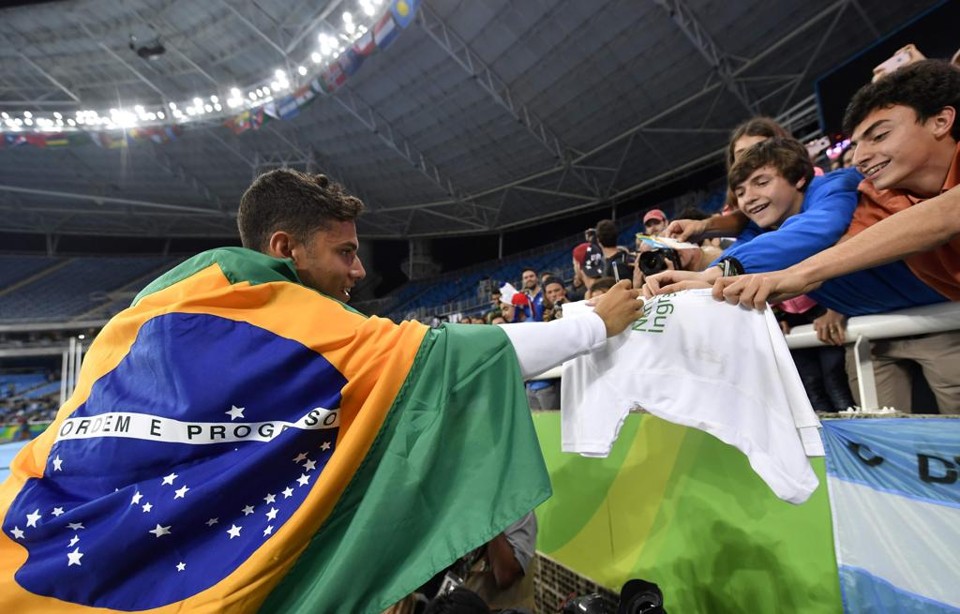 Público apoio muito Thiago; e vaiou demais o francês Renaud | FABRICE COFFRINI/AFP