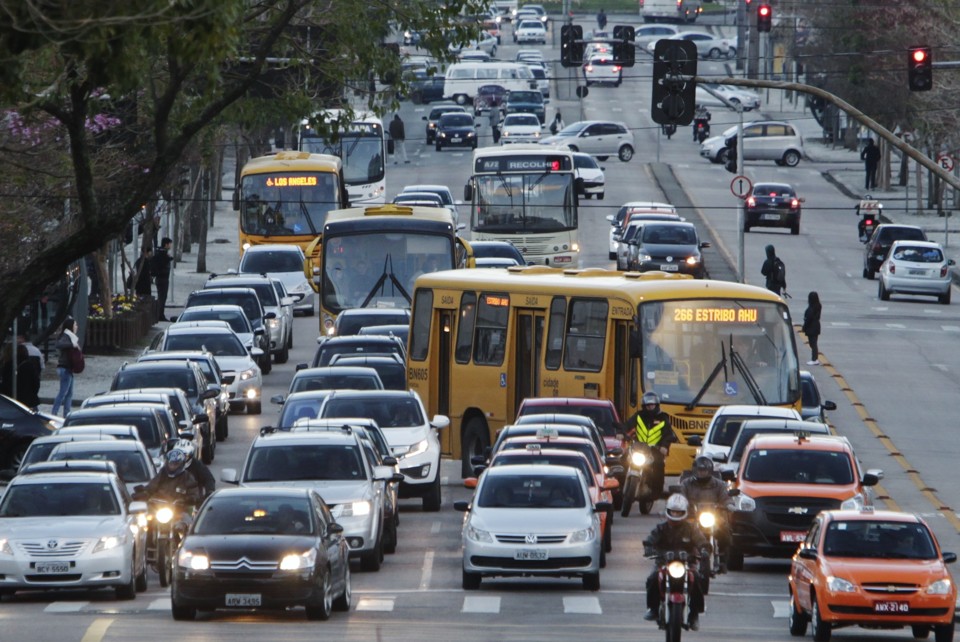 Número de carros em Curitiba diminui pela primeira vez em uma década | Daniel Castellano / Gazeta do Povo
