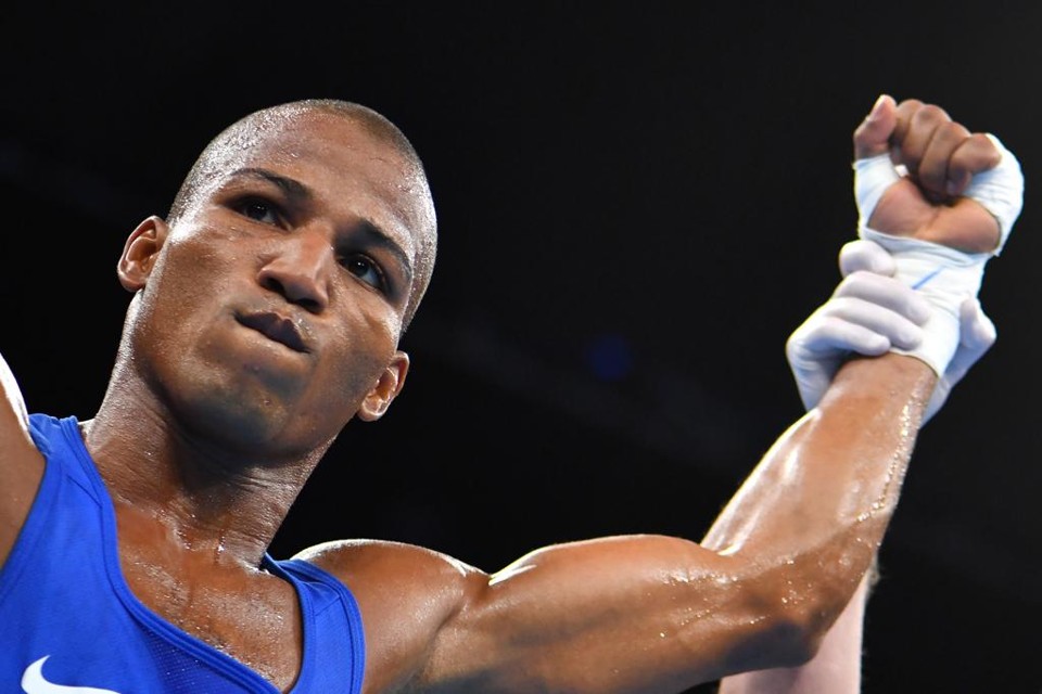 Robson Conceição comemora vitória que o garante nas quartas de final do boxe | YURI CORTEZ/AFP