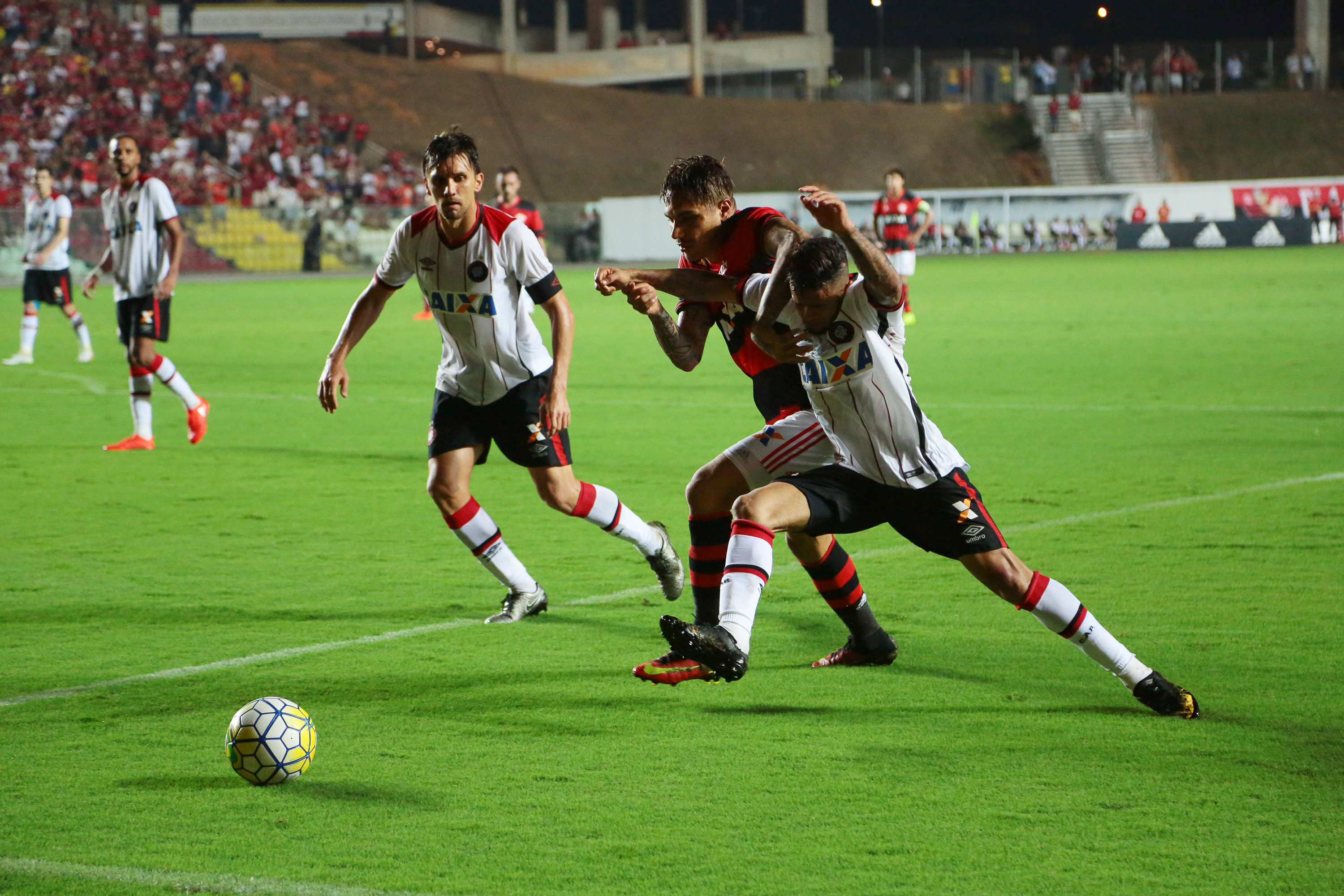 Paulo André e Léo disputam bola com Guerrero em Cariacica. | Futura Press/Folhapress
