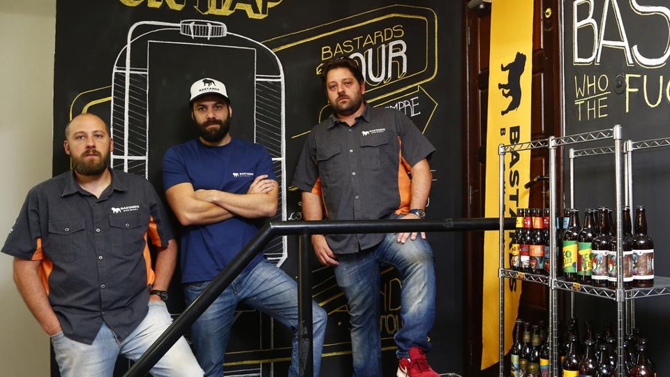 Francisco Guernieri, HUmberto Gonçalves e Richard Buschmann criaram a Cervejaria Bastards Brewery. | Henry Milleo/Gazeta do Povo
