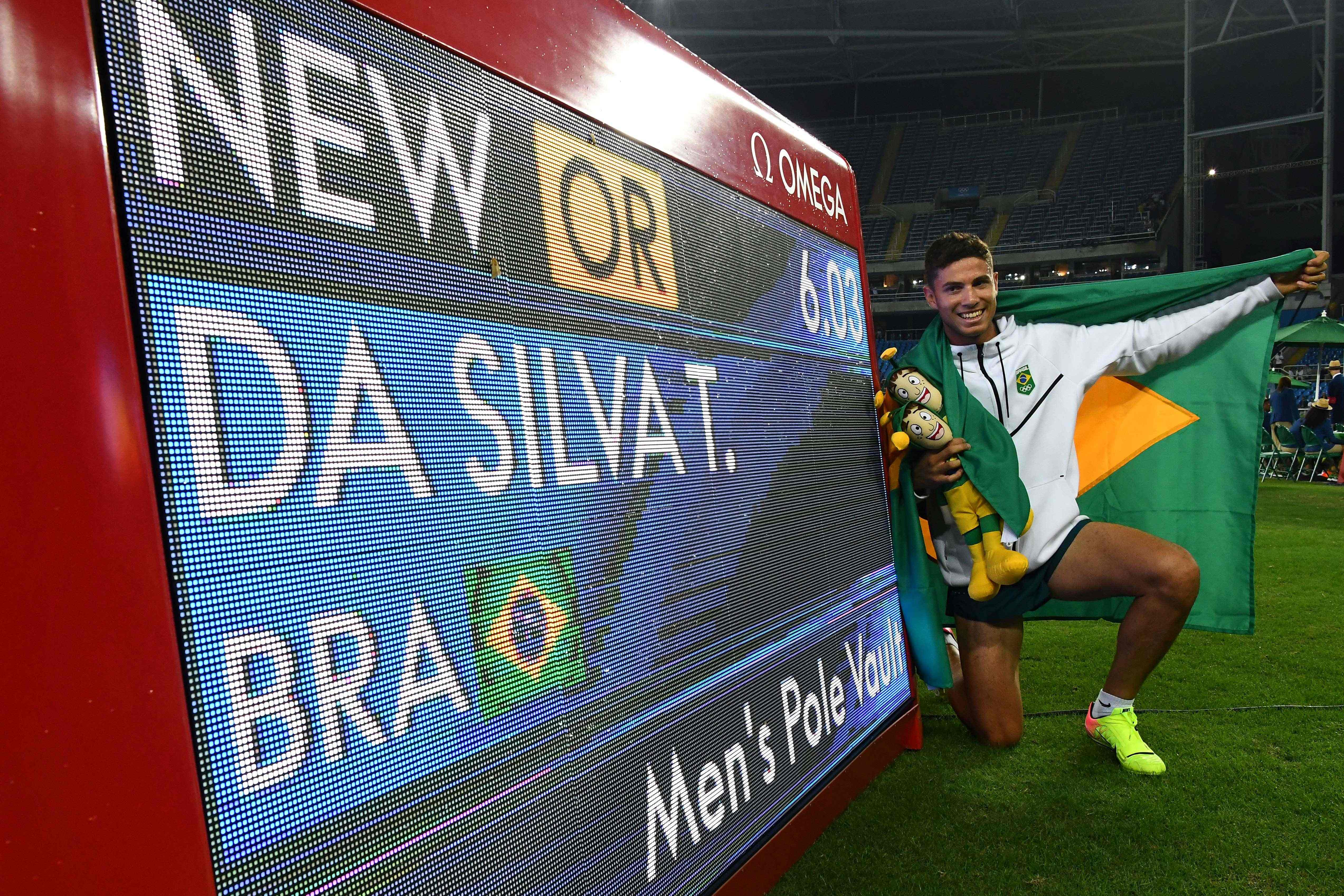 Thiago Braz comemora o recorde olímpico de 6,03 metros e a medalha de ouro. | FRANCK FIFE/AFP