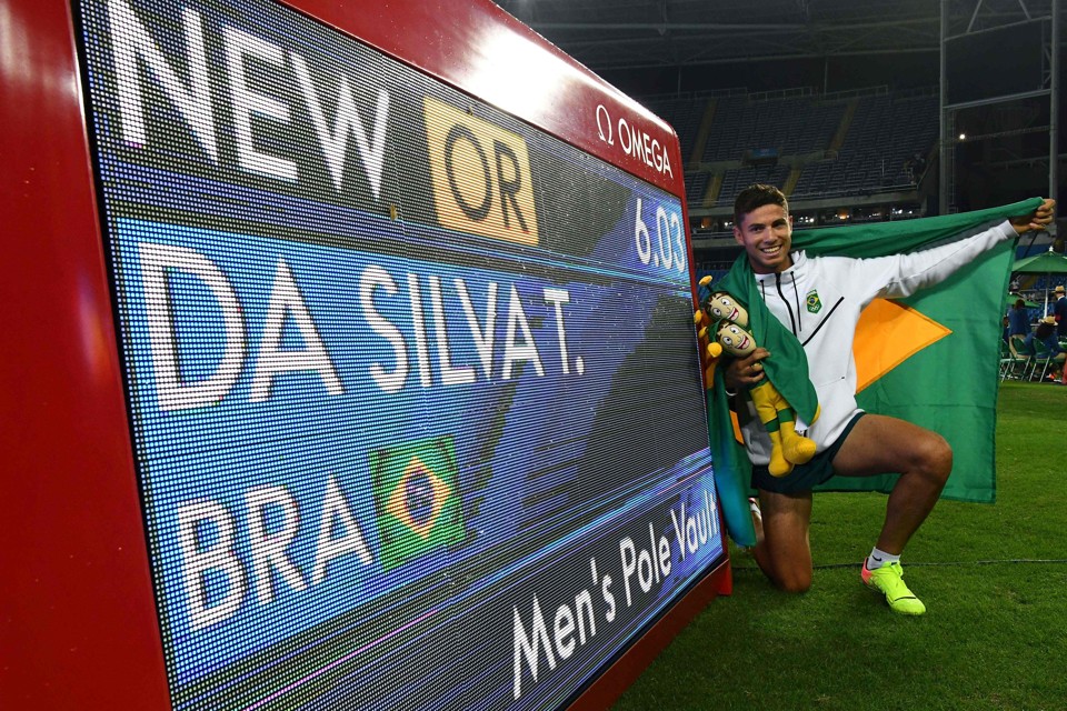 Thiago Braz comemora o recorde olímpico de 6,03 metros e a medalha de ouro. | FRANCK FIFE/AFP