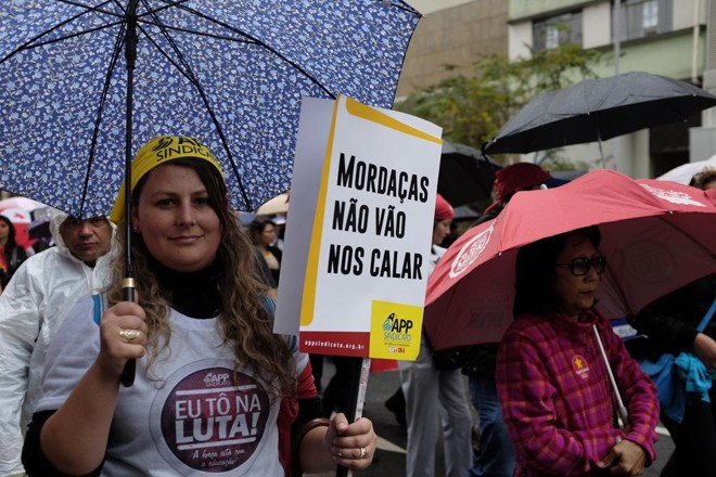 Os professores também esperam a retirada da falta no dia 29 de abril, quando foram atacados pela Polícia Militar em um ato no Centro Cívico | Henry Milleo/Gazeta