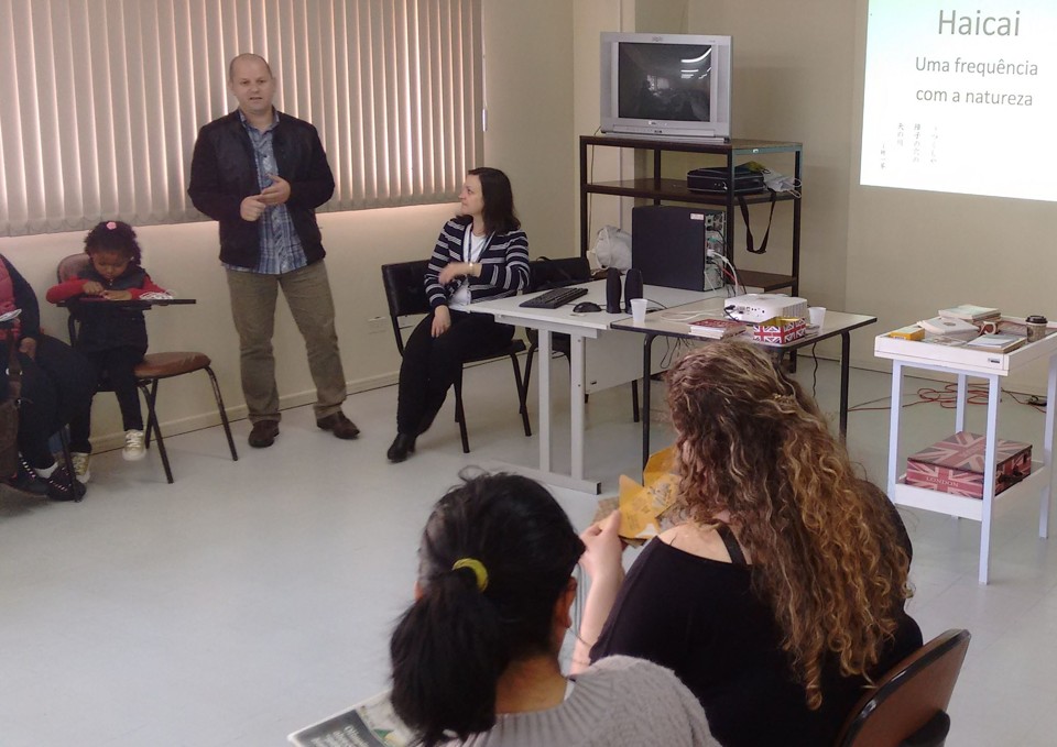 Professores praticaram os haicais usando o jornal: uma forma de fortalecer os laços com a literatura paranaense | SME/Curitiba/